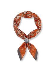製品画像: ネイビーバンダナとインディアンコインの正面画像。高品質なポリエステル素材と精緻なデザインが一目でわかる。エレガントでありながら、デイリースタイルにも最適なアイテム。

詳細画像: インディアンコインの装飾部分のクローズアップ。民族風デザインと詳細な仕上げが際立ち、ヴィンテージ感とユニークなスタイルを強調。
