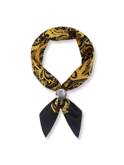 製品画像: ネイビーバンダナとインディアンコインの正面画像。高品質なポリエステル素材と精緻なデザインが一目でわかる。エレガントでありながら、デイリースタイルにも最適なアイテム。

詳細画像: インディアンコインの装飾部分のクローズアップ。民族風デザインと詳細な仕上げが際立ち、ヴィンテージ感とユニークなスタイルを強調。
