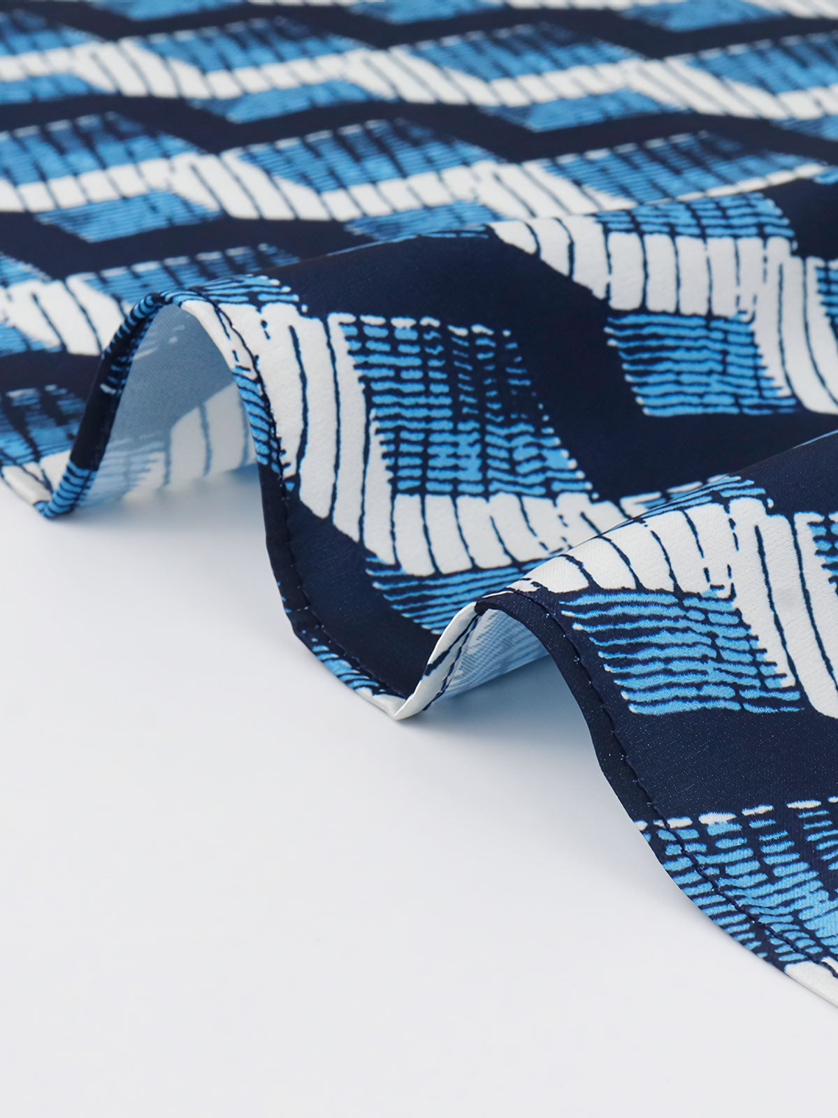 製品画像: ネイビーバンダナとインディアンコインの正面画像。高品質なポリエステル素材と精緻なデザインが一目でわかる。エレガントでありながら、デイリースタイルにも最適なアイテム。

詳細画像: インディアンコインの装飾部分のクローズアップ。民族風デザインと詳細な仕上げが際立ち、ヴィンテージ感とユニークなスタイルを強調。
