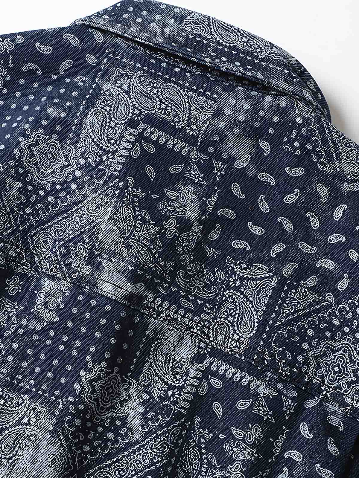詳細画像: ペイズリー柄のプリントとボタンのディテール、デニム素材の質感を強調 