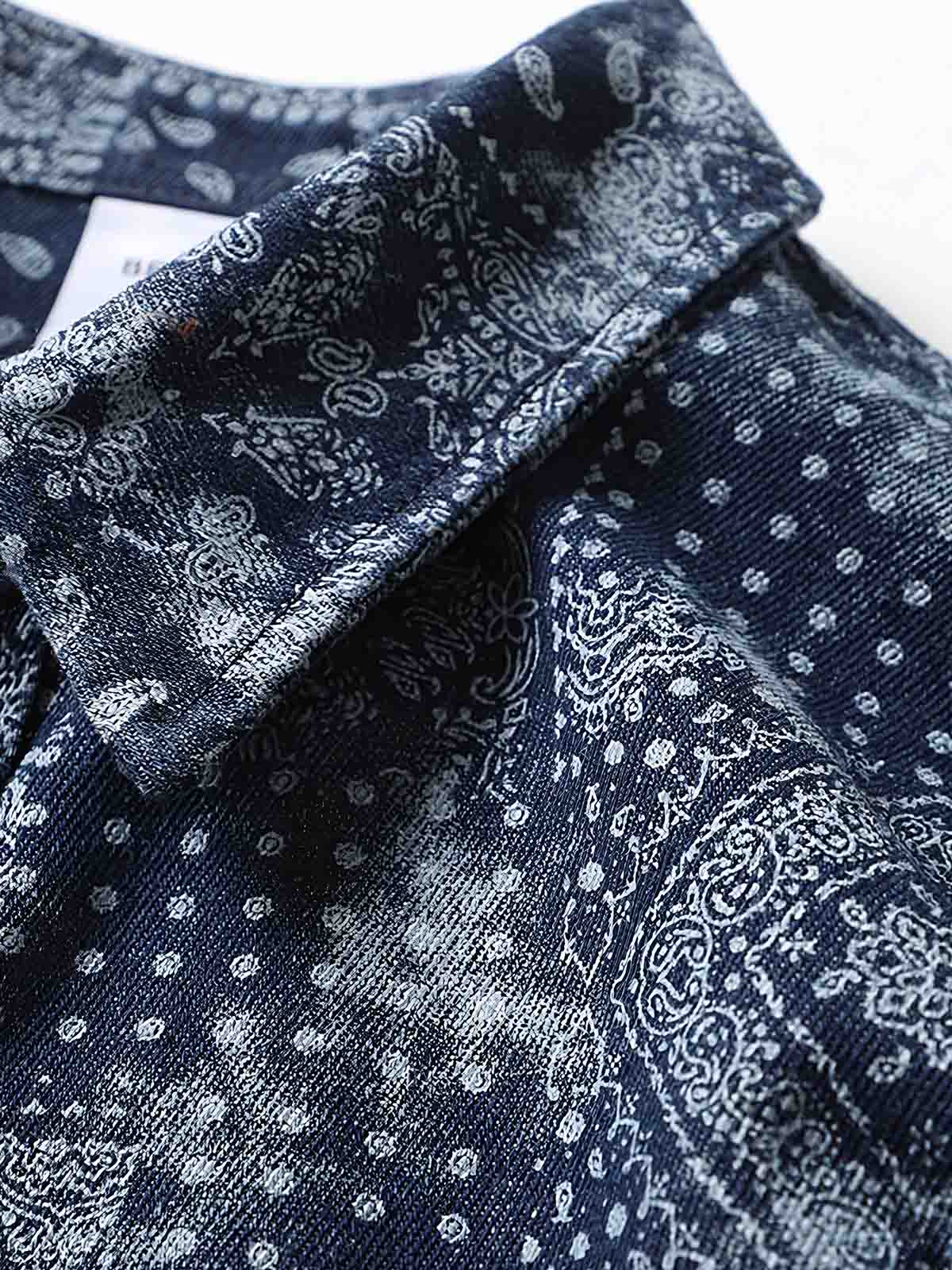 詳細画像: ペイズリー柄のプリントとボタンのディテール、デニム素材の質感を強調 