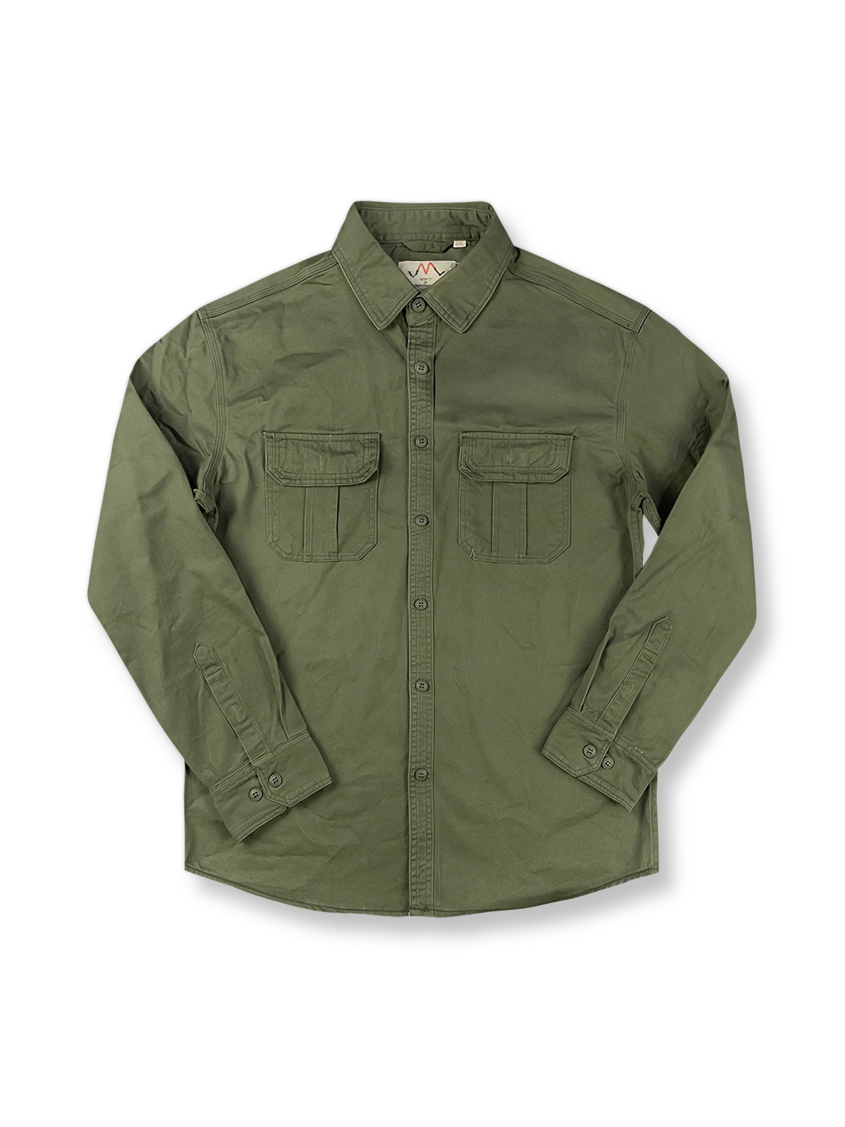 製品画像: ツイルサージワークシャツの全体展示画像。シンプルで洗練されたワークスタイルのデザインを強調しています。
詳細画像: ツイルサージ素材の細部と、機能的なワークポケットのアップ画像。生地の質感と耐久性がよくわかります。