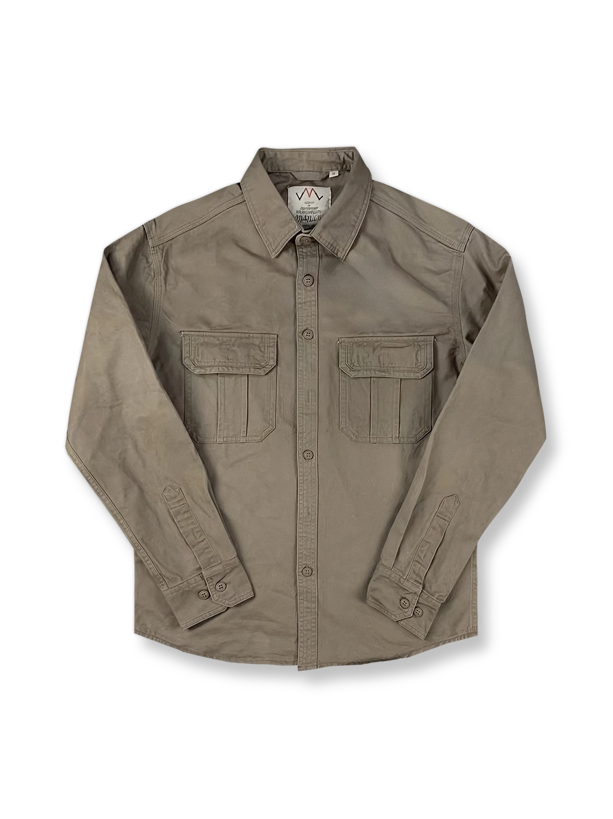 製品画像: ツイルサージワークシャツの全体展示画像。シンプルで洗練されたワークスタイルのデザインを強調しています。
詳細画像: ツイルサージ素材の細部と、機能的なワークポケットのアップ画像。生地の質感と耐久性がよくわかります。