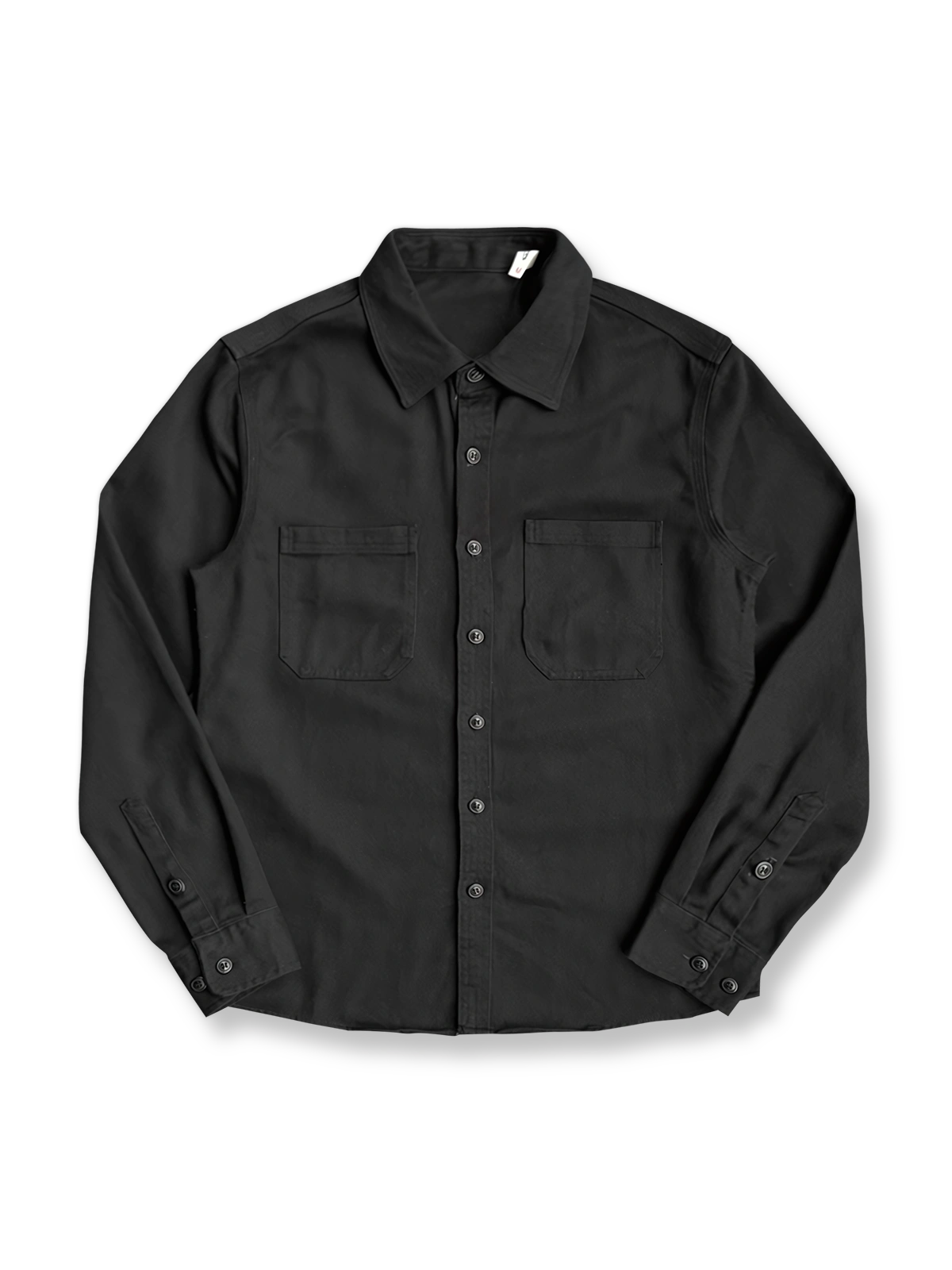製品画像: クラシックなツイル生地の長袖ワークシャツの正面画像。100%コットン素材で作られた耐久性のあるシャツで、レトロなワークユニフォームスタイルを再現。

詳細画像: 高品質なツイル生地の長袖ワークシャツのディテール画像。細やかな縫製とコットンツイル素材の耐摩耗性が強調された画像。クラシックなワークスタイルの要素が確認できるクローズアップショット。
