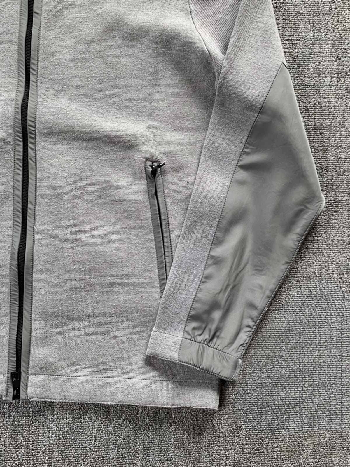 製品画像: スタンドカラーのカラー切り替えカーディガンの正面画像
詳細画像: カラー切り替えデザインとスタンドカラーのディテール画像
モデル画像: スタンドカラーのカラー切り替えカーディガンを着たモデルの画像