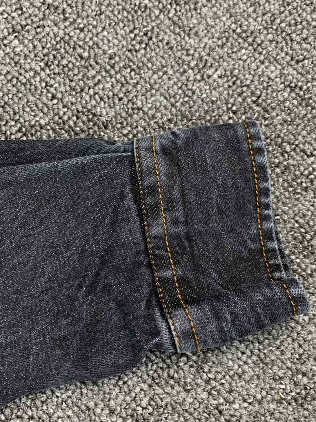 フラップポケットと刺繍の詳細
