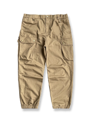 製品画像：立体裁断デザイン、多機能ポケット付きの100%コットンワークパンツの製品全体の画像
詳細画像：立体裁断ワークパンツの多機能ポケットと裾ゴム仕様ディテール部分