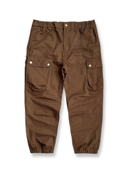 製品画像：立体裁断デザイン、多機能ポケット付きの100%コットンワークパンツの製品全体の画像
詳細画像：立体裁断ワークパンツの多機能ポケットと裾ゴム仕様ディテール部分