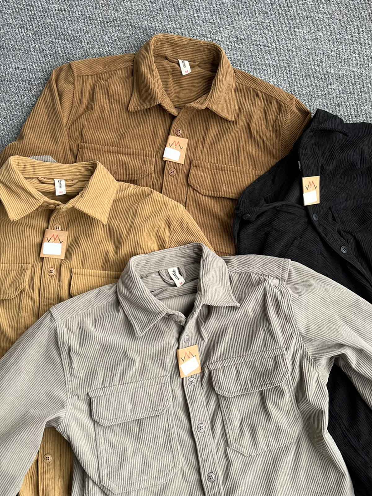 製品画像: コーデュロイ素材の肘パッチ付きワークシャツ 秋冬向けのレトロデザインと機能性を両立したアイテム
詳細画像: 肘パッチとコーデュロイ生地のディテール 耐久性とスタイルを兼ね備えたワークシャツ