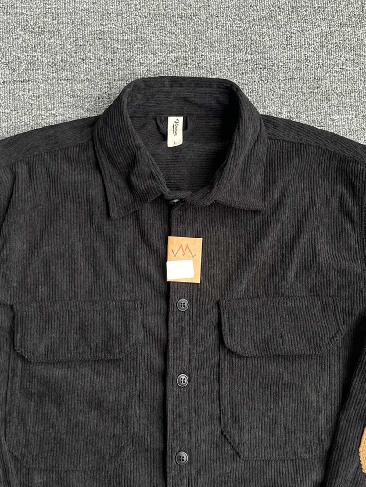 製品画像: コーデュロイ素材の肘パッチ付きワークシャツ 秋冬向けのレトロデザインと機能性を両立したアイテム
詳細画像: 肘パッチとコーデュロイ生地のディテール 耐久性とスタイルを兼ね備えたワークシャツ