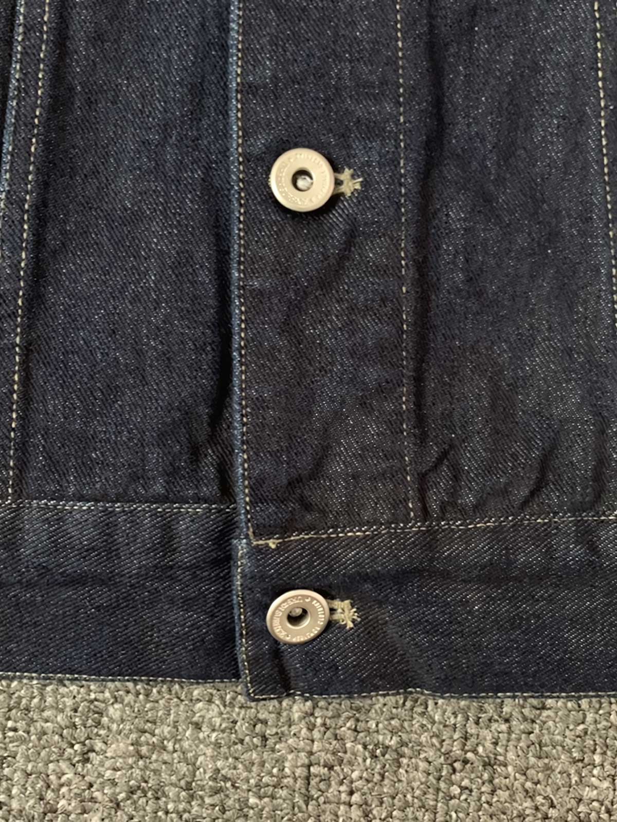 製品画像: 取り外し可能なシープウール襟付きウェスタン風デニムジャケットの全体像
詳細画像: シープウールのダブルレイヤー襟と取り外し可能なデザインのディテール