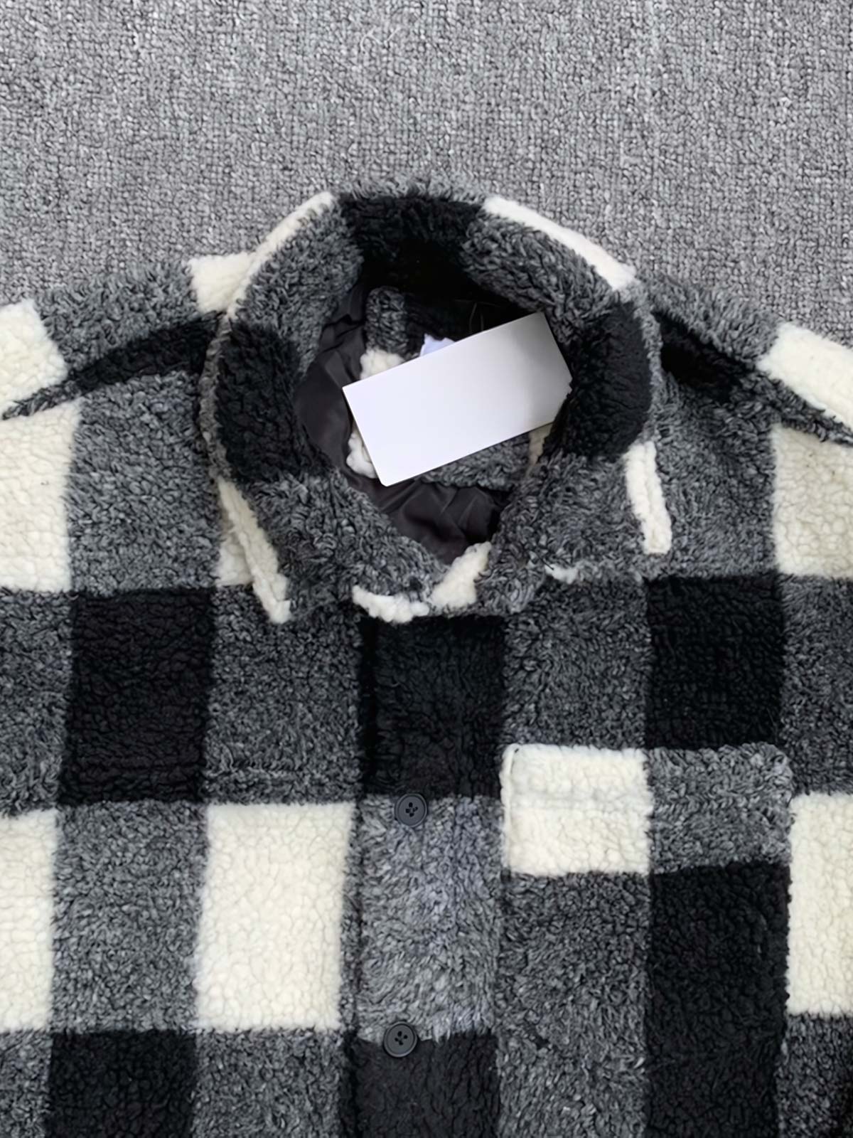 製品画像: ブラック&ホワイトチェック柄フェイクウールジャケットの全体像
詳細画像: 袖口ボタンとキルティングライナーのディテール