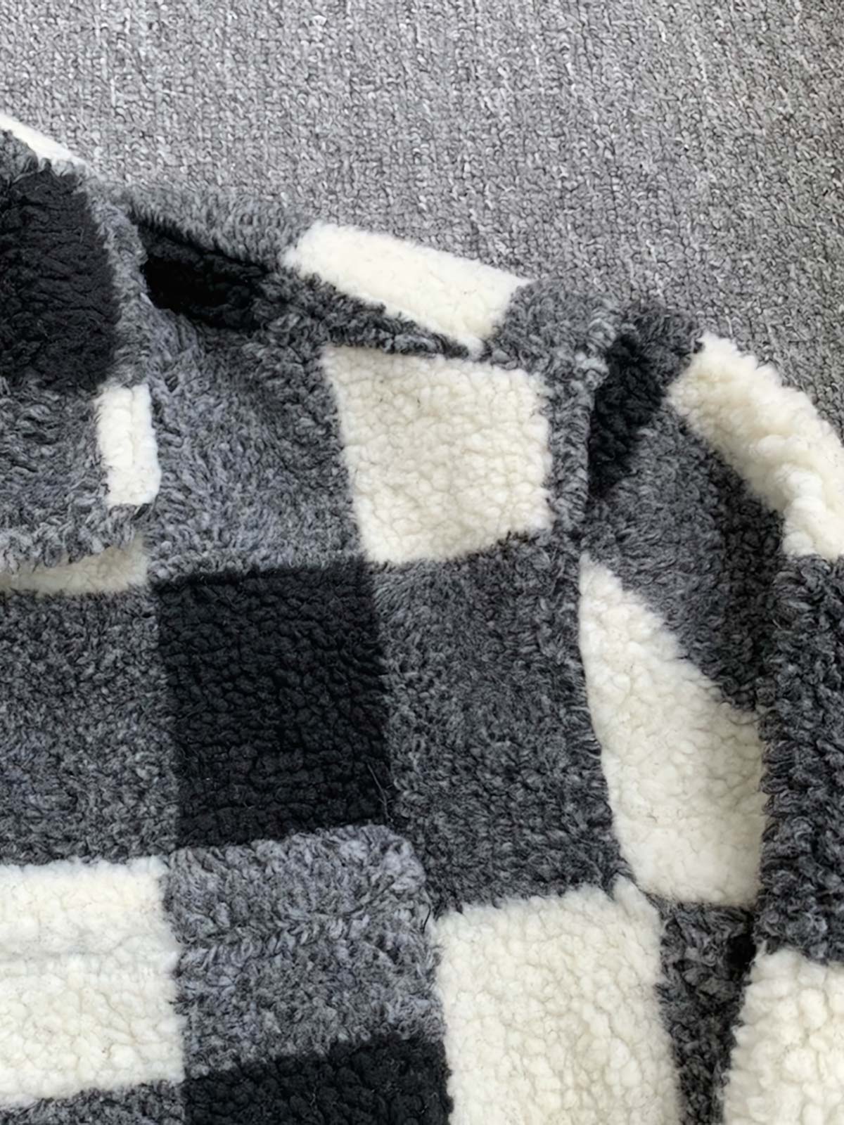 製品画像: ブラック&ホワイトチェック柄フェイクウールジャケットの全体像
詳細画像: 袖口ボタンとキルティングライナーのディテール