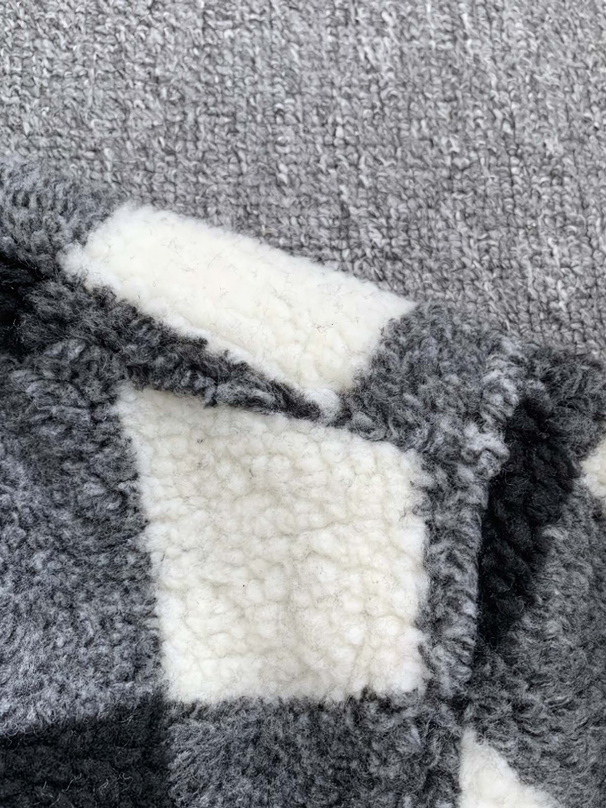 製品画像: ブラック&ホワイトチェック柄フェイクウールジャケットの全体像
詳細画像: 袖口ボタンとキルティングライナーのディテール