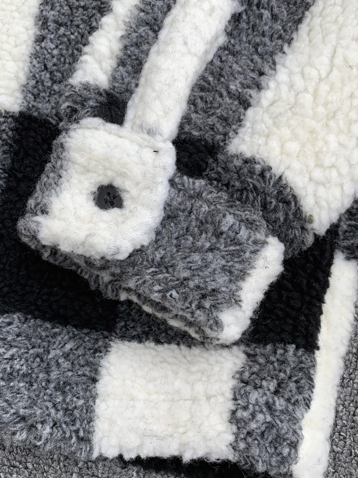 製品画像: ブラック&ホワイトチェック柄フェイクウールジャケットの全体像
詳細画像: 袖口ボタンとキルティングライナーのディテール