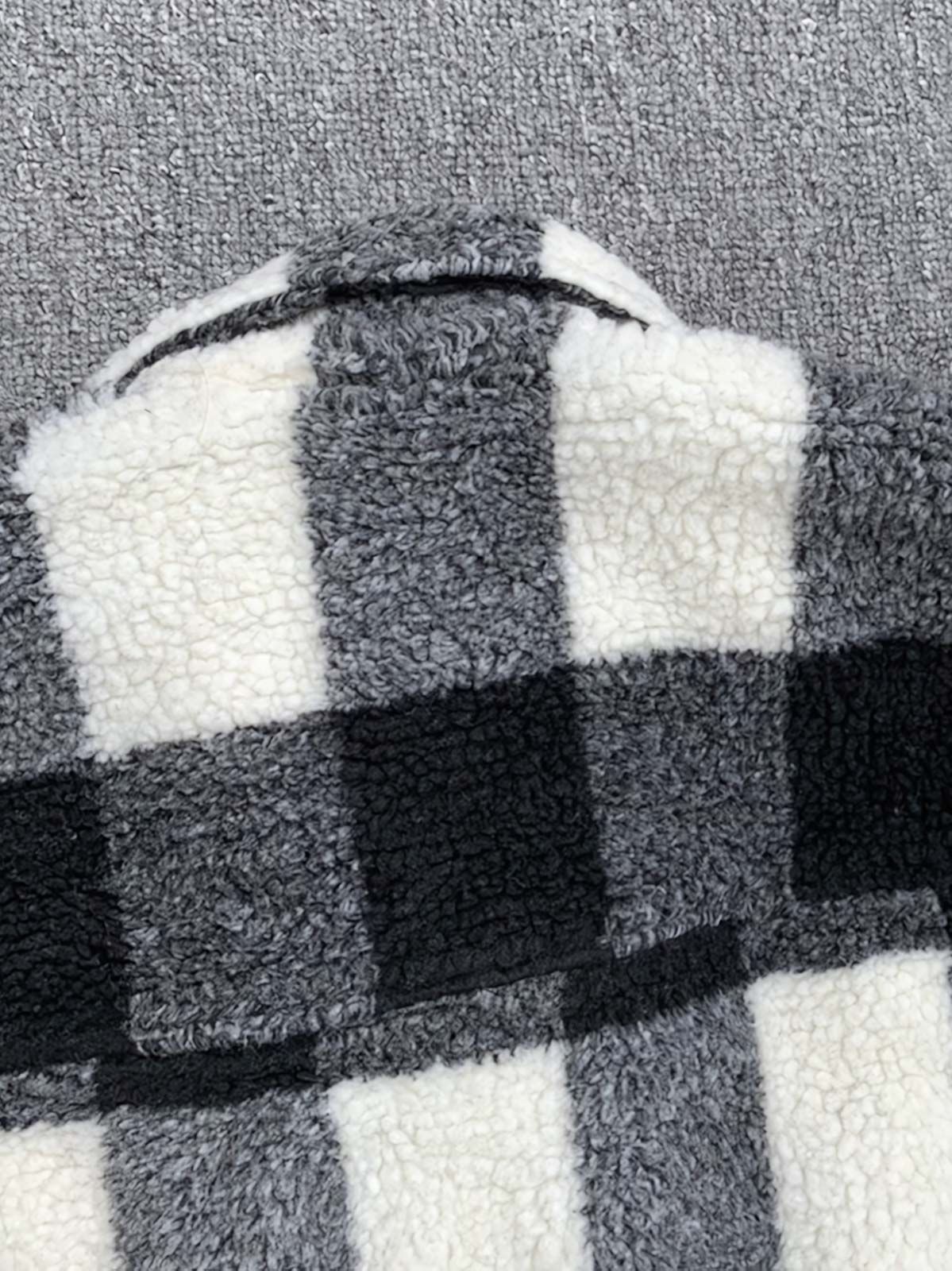 製品画像: ブラック&ホワイトチェック柄フェイクウールジャケットの全体像
詳細画像: 袖口ボタンとキルティングライナーのディテール