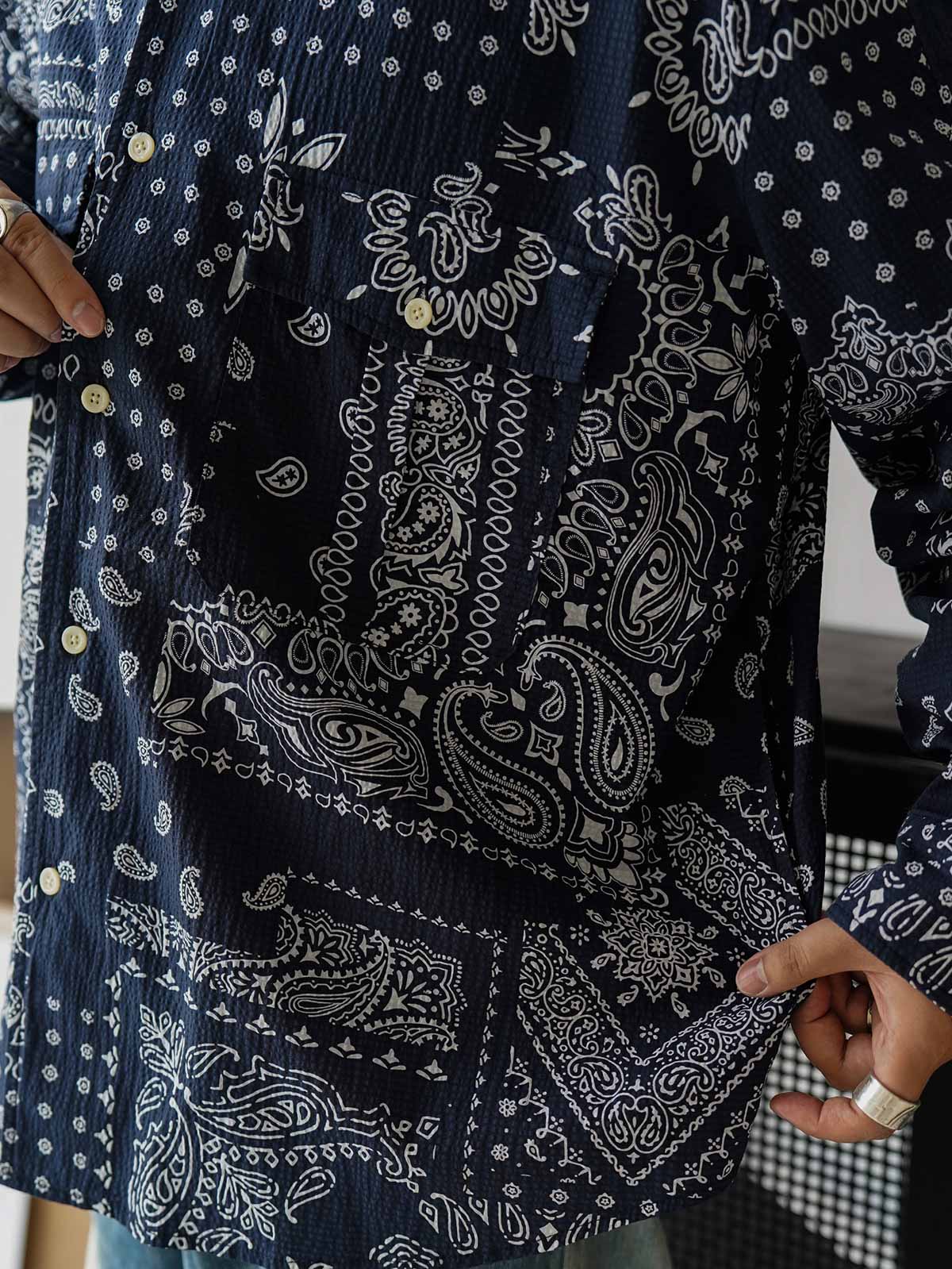 製品画像: レトロ ペイズリー柄 シアサッカーシャツ
詳細画像: ペイズリー柄 シアサッカーシャツのディテール