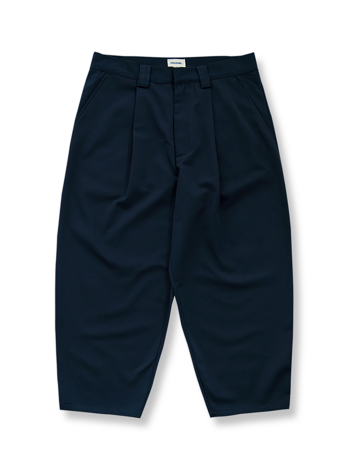 製品画像: 立体裁断シングルプリーツストレートフィットパンツ、ツイル生地、ルーズフィットデザイン
詳細画像: ツイル素材のディテールとプリーツが特徴のパンツ、シンプルなデザインで幅広いシーンに対応