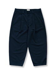 製品画像: 立体裁断シングルプリーツストレートフィットパンツ、ツイル生地、ルーズフィットデザイン
詳細画像: ツイル素材のディテールとプリーツが特徴のパンツ、シンプルなデザインで幅広いシーンに対応