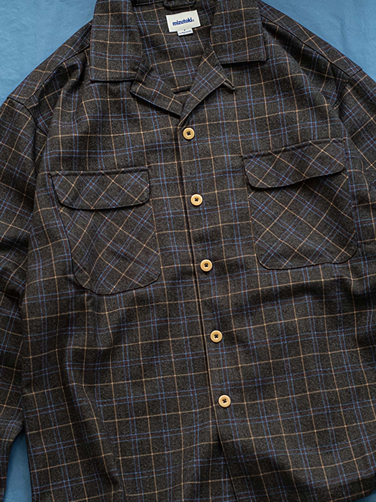 詳細画像: ヴィンテージチェック柄とダブルフラップポケットのディテール
モデル画像: モデルが着用するMIZUTOKI FW24 ダブルフラップポケット ヴィンテージチェック柄 厚手ジャケット