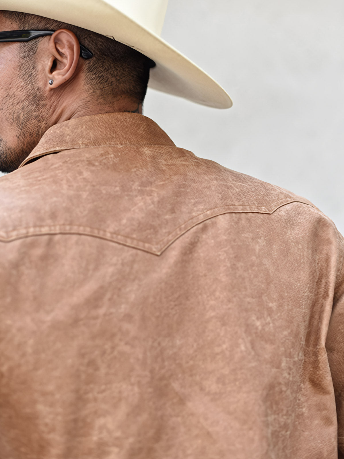 製品画像: フェイクレザー ウエスタン風 長袖シャツ
詳細画像: ウエスタン風チェーンステッチとウォッシュ加工のディテール