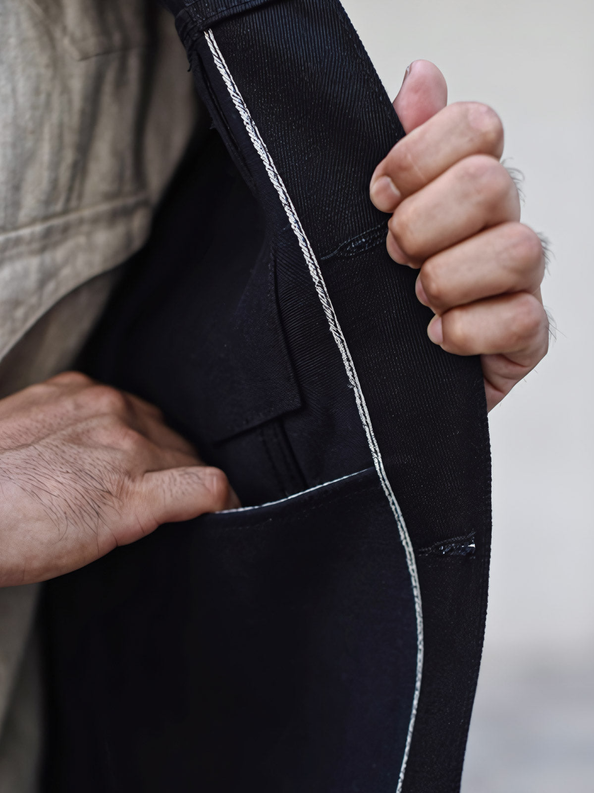 製品画像: ヘビーウェイト硫化染めブラックデニムワークジャケット
詳細画像: 真鍮リベットとカスタムレザーパッチのディテール