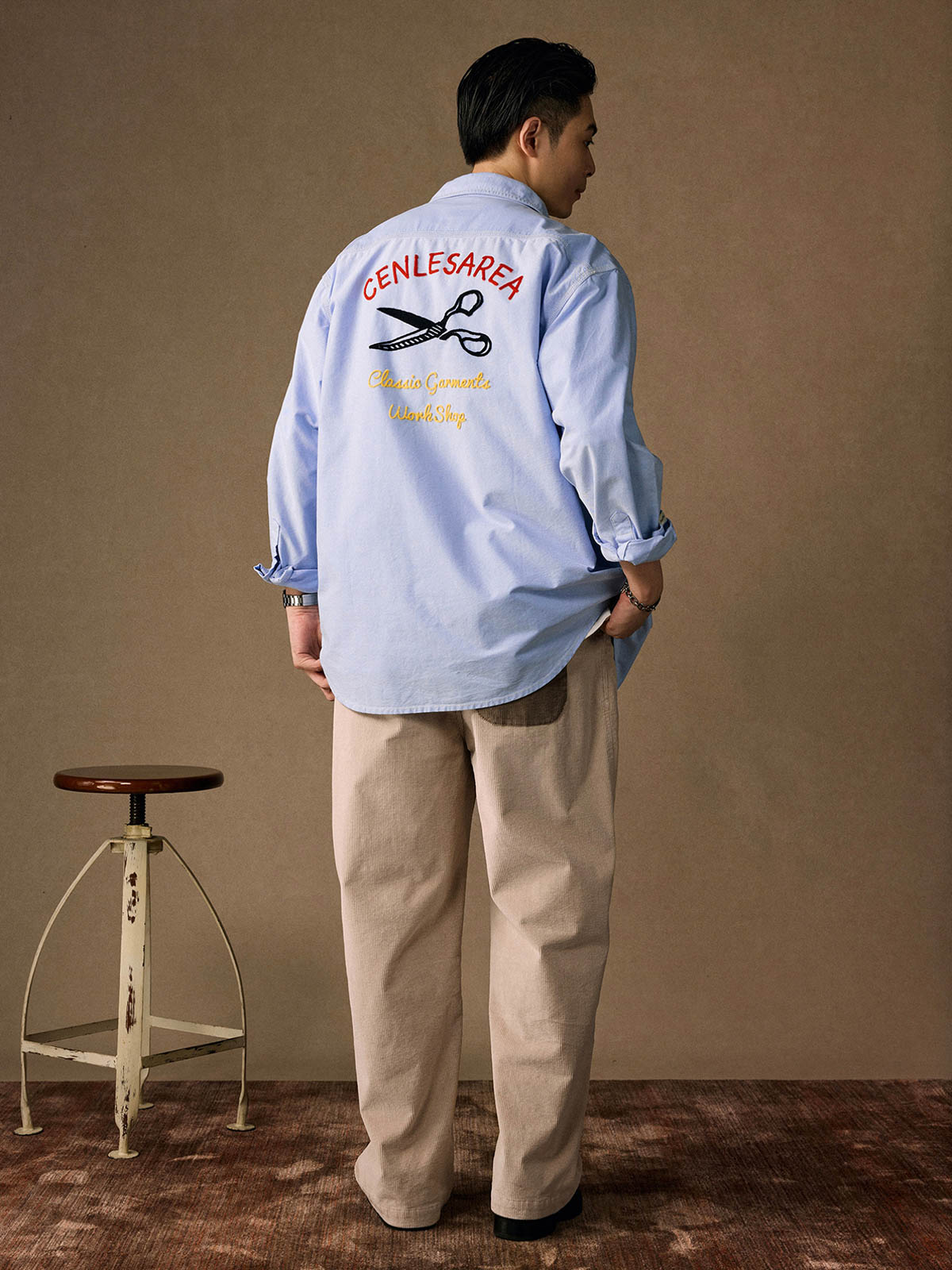 モデルが着用したツール刺繍 ワークシャツのスタイリング