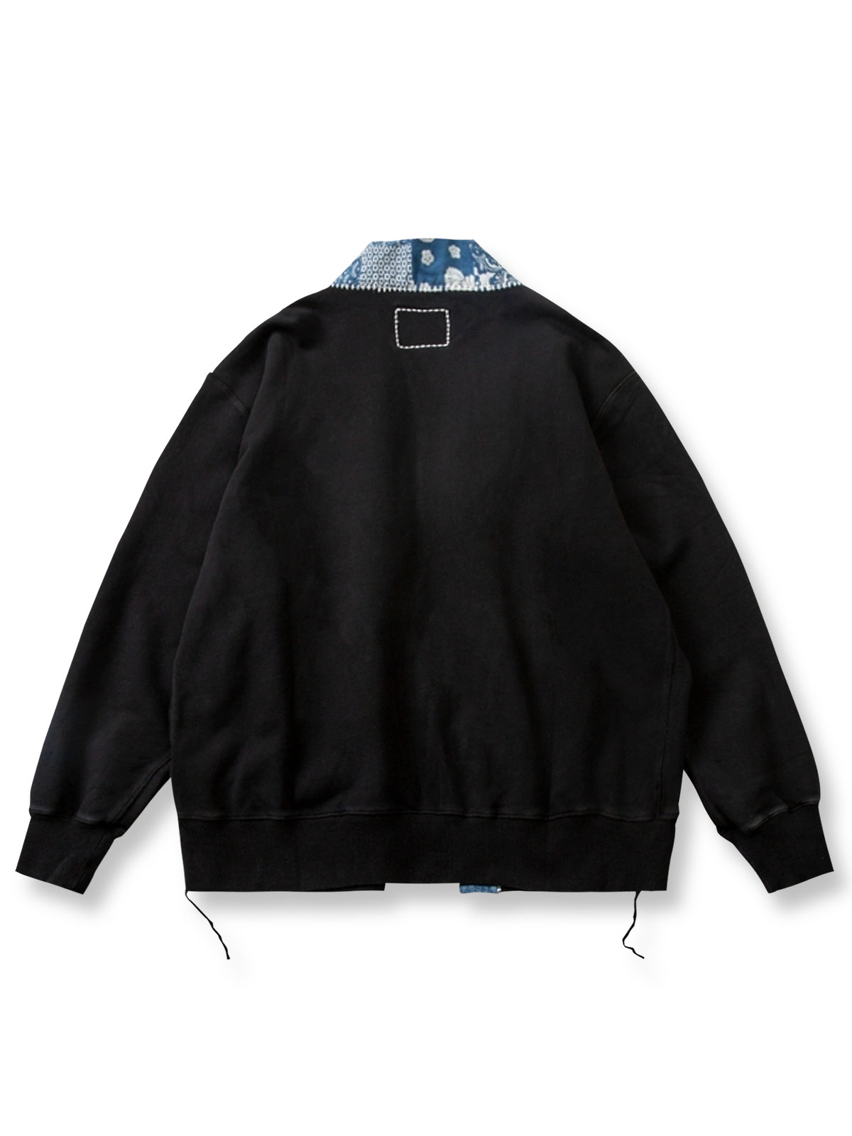 製品画像: ヴィンテージ パッチワーク ノーカラー はんてん、100% コットン、エレガントなブループリント、ヴィンテージスタイル、クラシックデザイン
詳細画像: パッチワークデザインとクラシックな前立てを特徴とするヴィンテージ パッチワーク ノーカラー はんてんのディテール
モデル画像: ヴィンテージスタイルのパッチワーク ノーカラー はんてんを着用したモデル、文化的なプリントデザイン、100% コットン