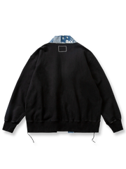 製品画像: ヴィンテージ パッチワーク ノーカラー はんてん、100% コットン、エレガントなブループリント、ヴィンテージスタイル、クラシックデザイン
詳細画像: パッチワークデザインとクラシックな前立てを特徴とするヴィンテージ パッチワーク ノーカラー はんてんのディテール
モデル画像: ヴィンテージスタイルのパッチワーク ノーカラー はんてんを着用したモデル、文化的なプリントデザイン、100% コットン