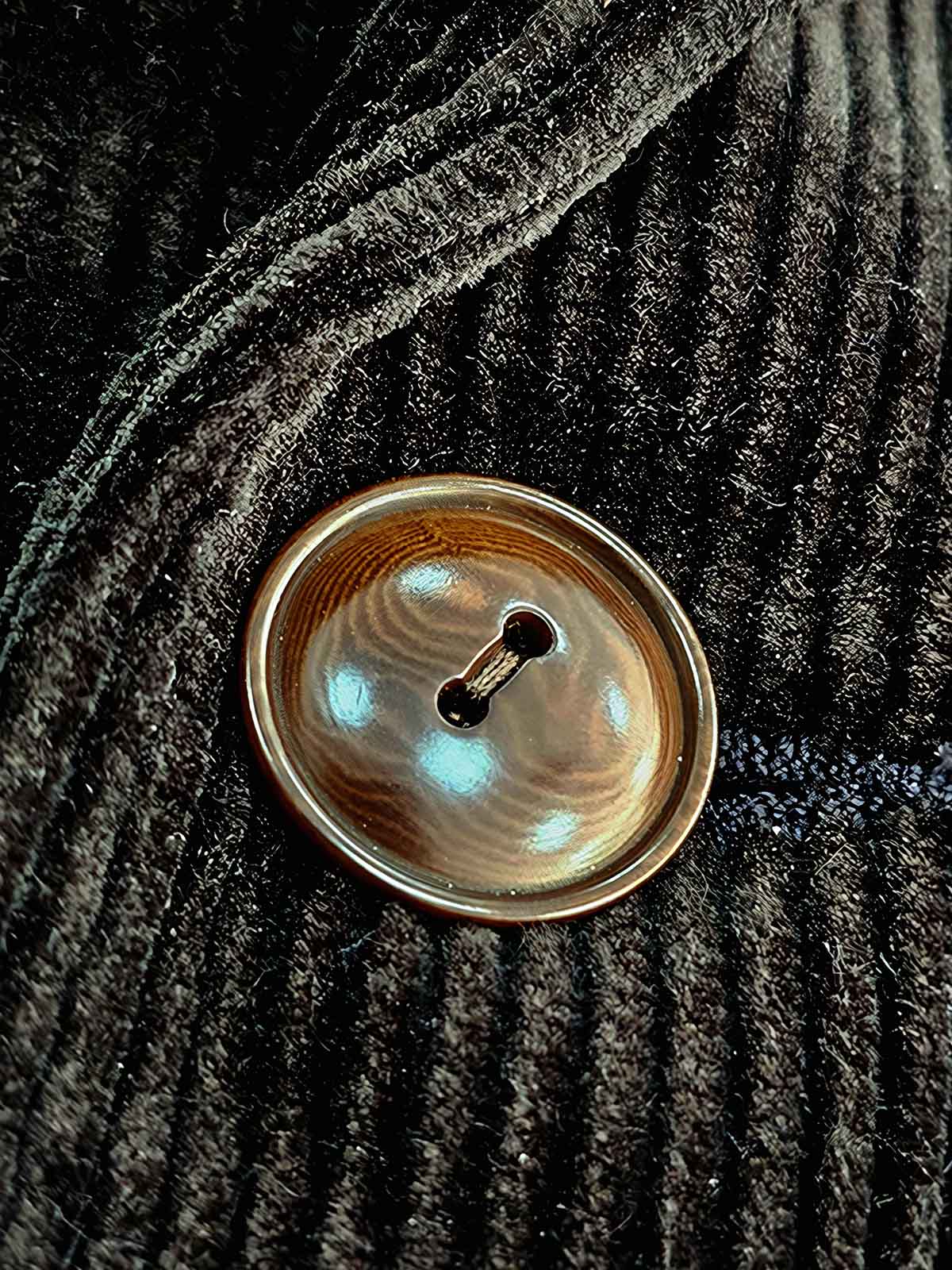 製品画像: ヴィンテージ コーデュロイジャケット、100% コットン、クラシックな3つボタンデザイン
詳細画像: コーデュロイ素材のディテール特写とステッチ、ポケットディテール