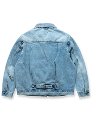 製品画像: ヴィンテージ風のダメージ加工ウォッシュドデニムジャケットの平置き画像
詳細画像: デニムジャケットのメタルボタンディテール