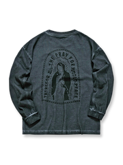 製品画像: ヴィンテージ聖母マリアプリント 長袖Tシャツの背面
詳細画像: Tシャツ背面に施されたヴィンテージ調聖母マリアプリントのディテール