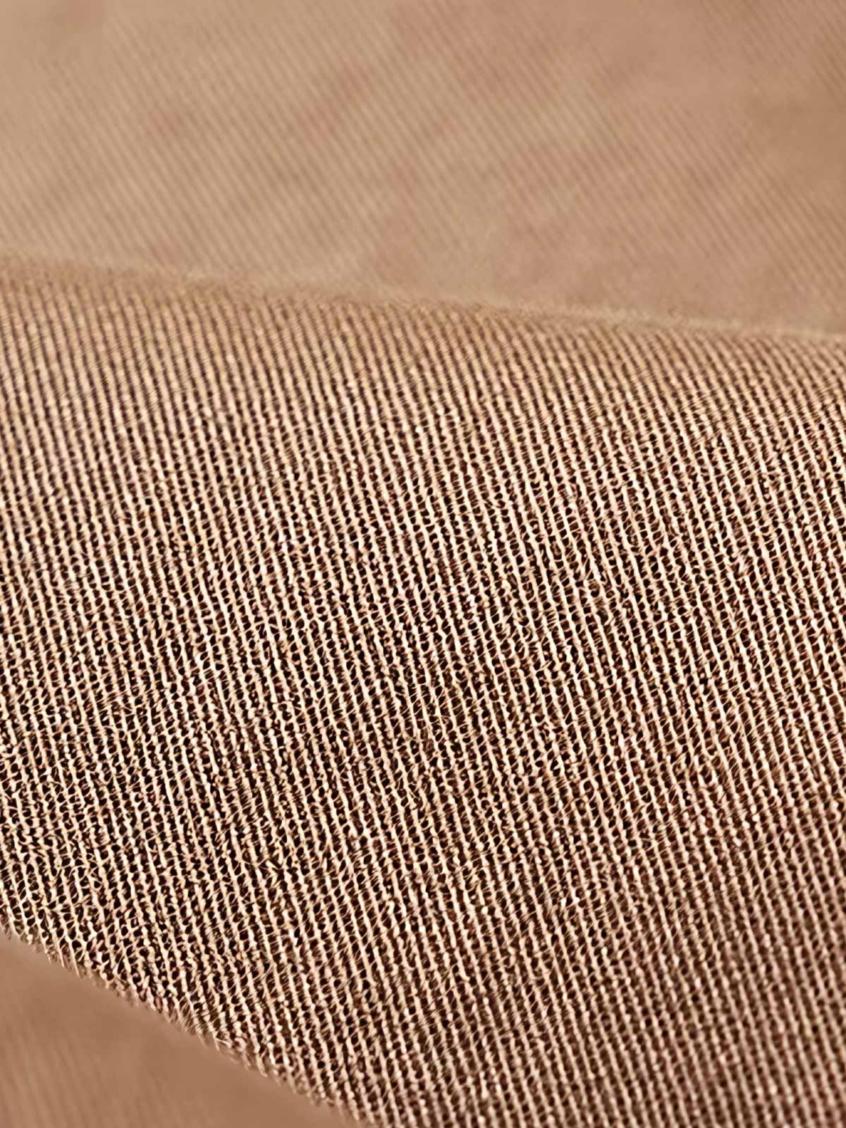 詳細画像: カーゴパンツの多機能ポケットとタイガーストライプ迷彩のディテール画像
モデル画像: タイガーストライプ迷彩カーゴパンツを着用した男性モデルの全身コーディネート