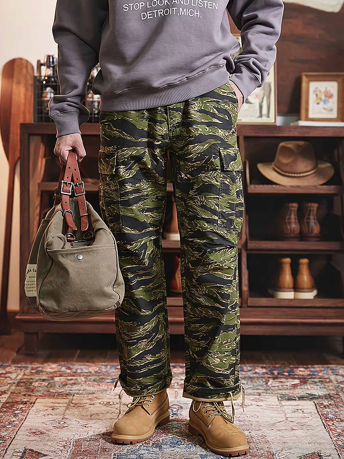 詳細画像: カーゴパンツの多機能ポケットとタイガーストライプ迷彩のディテール画像
モデル画像: タイガーストライプ迷彩カーゴパンツを着用した男性モデルの全身コーディネート