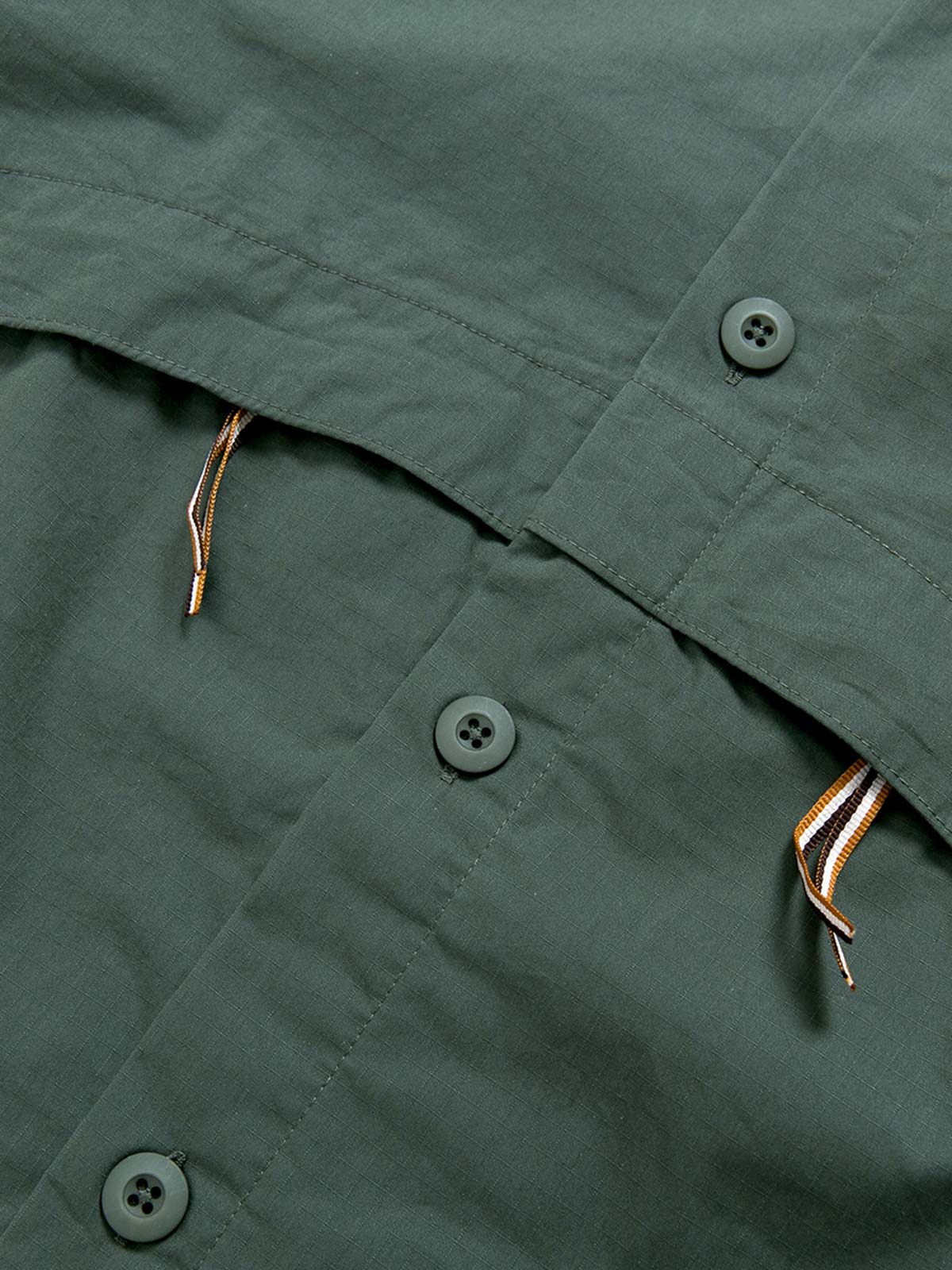 製品画像: リップストップ生地の隠しジッパーポケット付きワークシャツの平置き画像
詳細画像: ワークシャツの隠しジッパーポケットのディテール画像