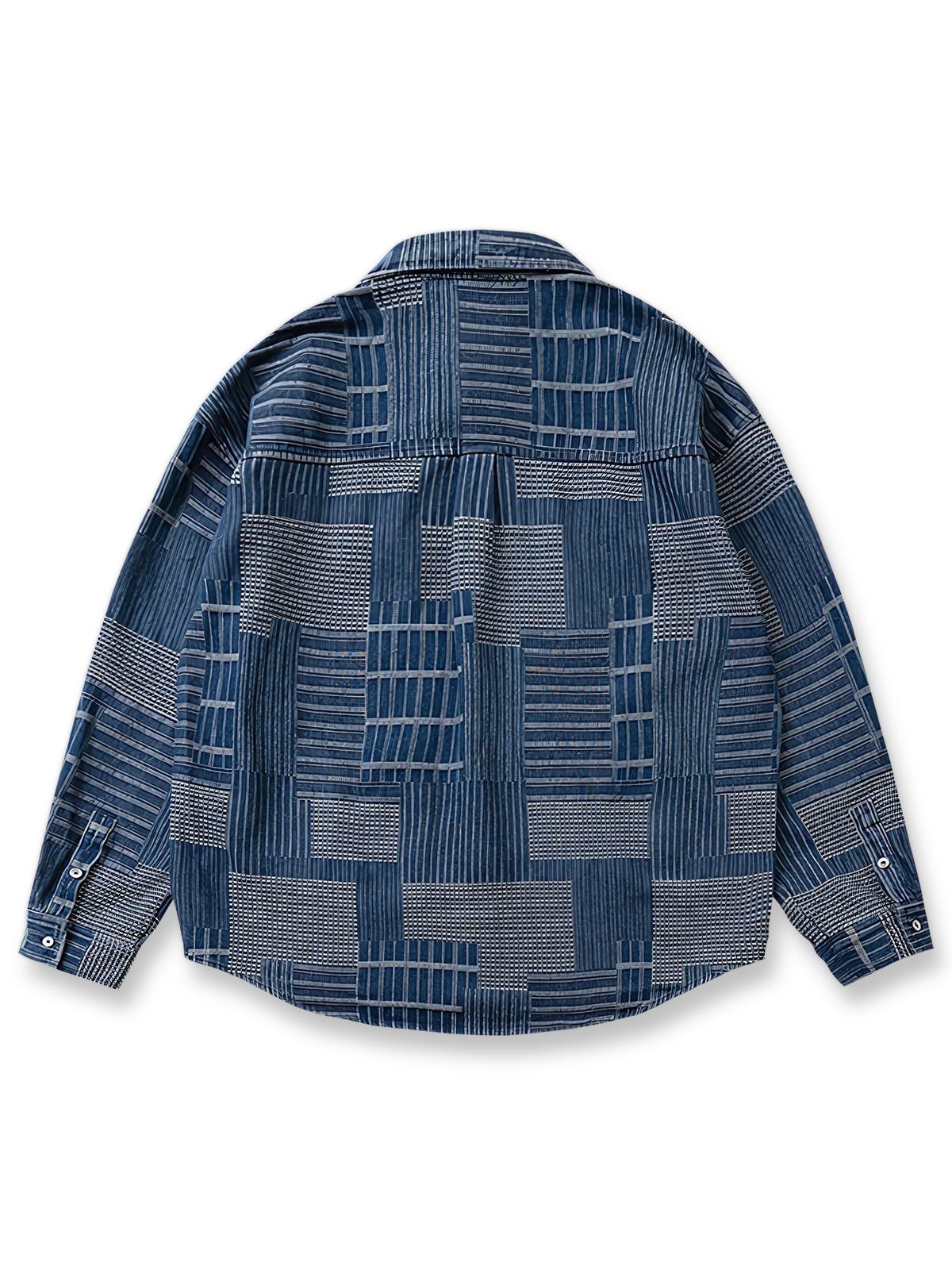 製品画像: ヴィンテージ不規則パッチワークデニム長袖シャツの平置き画像
詳細画像: デニムシャツの不規則パッチワークディテール