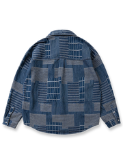 製品画像: ヴィンテージ不規則パッチワークデニム長袖シャツの平置き画像
詳細画像: デニムシャツの不規則パッチワークディテール