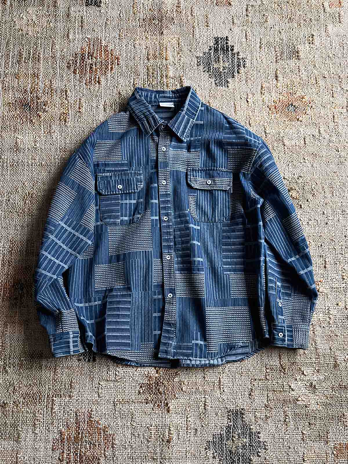 製品画像: ヴィンテージ不規則パッチワークデニム長袖シャツの平置き画像
詳細画像: デニムシャツの不規則パッチワークディテール