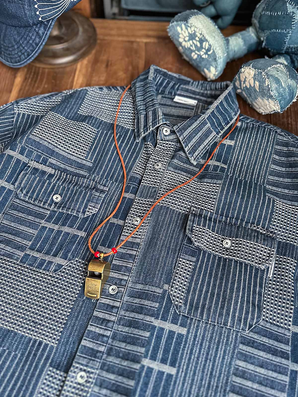 製品画像: ヴィンテージ不規則パッチワークデニム長袖シャツの平置き画像
詳細画像: デニムシャツの不規則パッチワークディテール