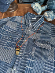 製品画像: ヴィンテージ不規則パッチワークデニム長袖シャツの平置き画像
詳細画像: デニムシャツの不規則パッチワークディテール