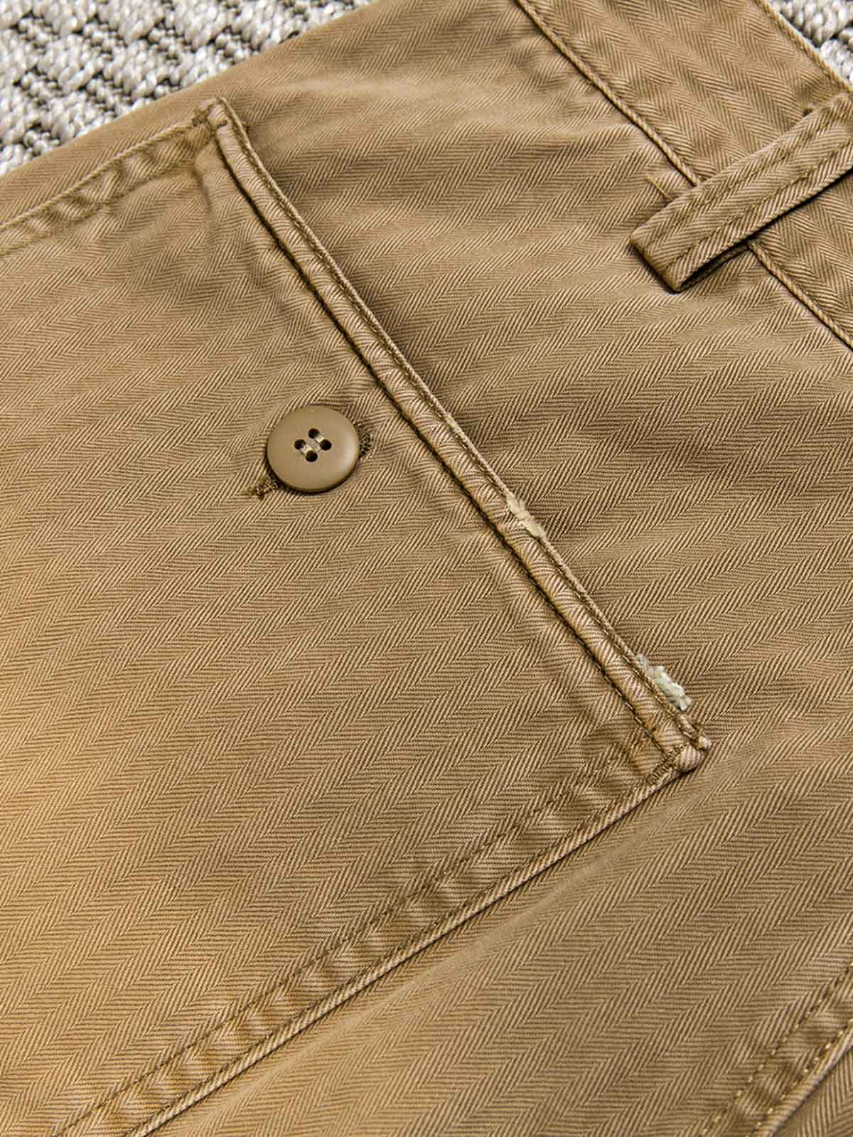 ダメージディテールとヘリンボーン素材のクローズアップ画像