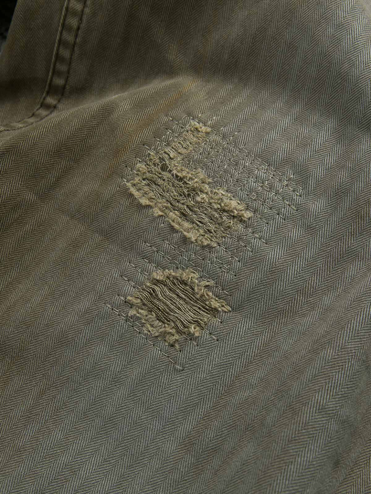 ダメージディテールとヘリンボーン素材のクローズアップ画像