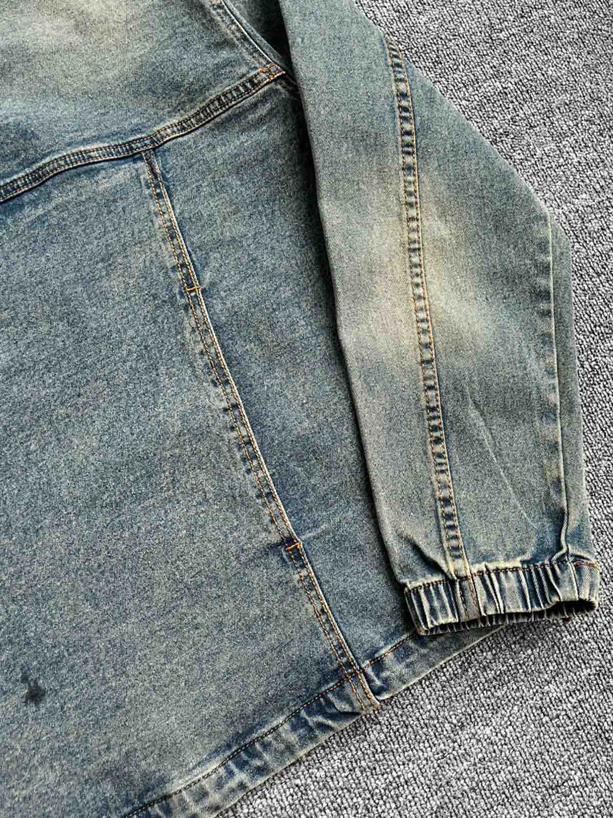 ウォッシュ加工とスタンドカラーデザインのディテール画像