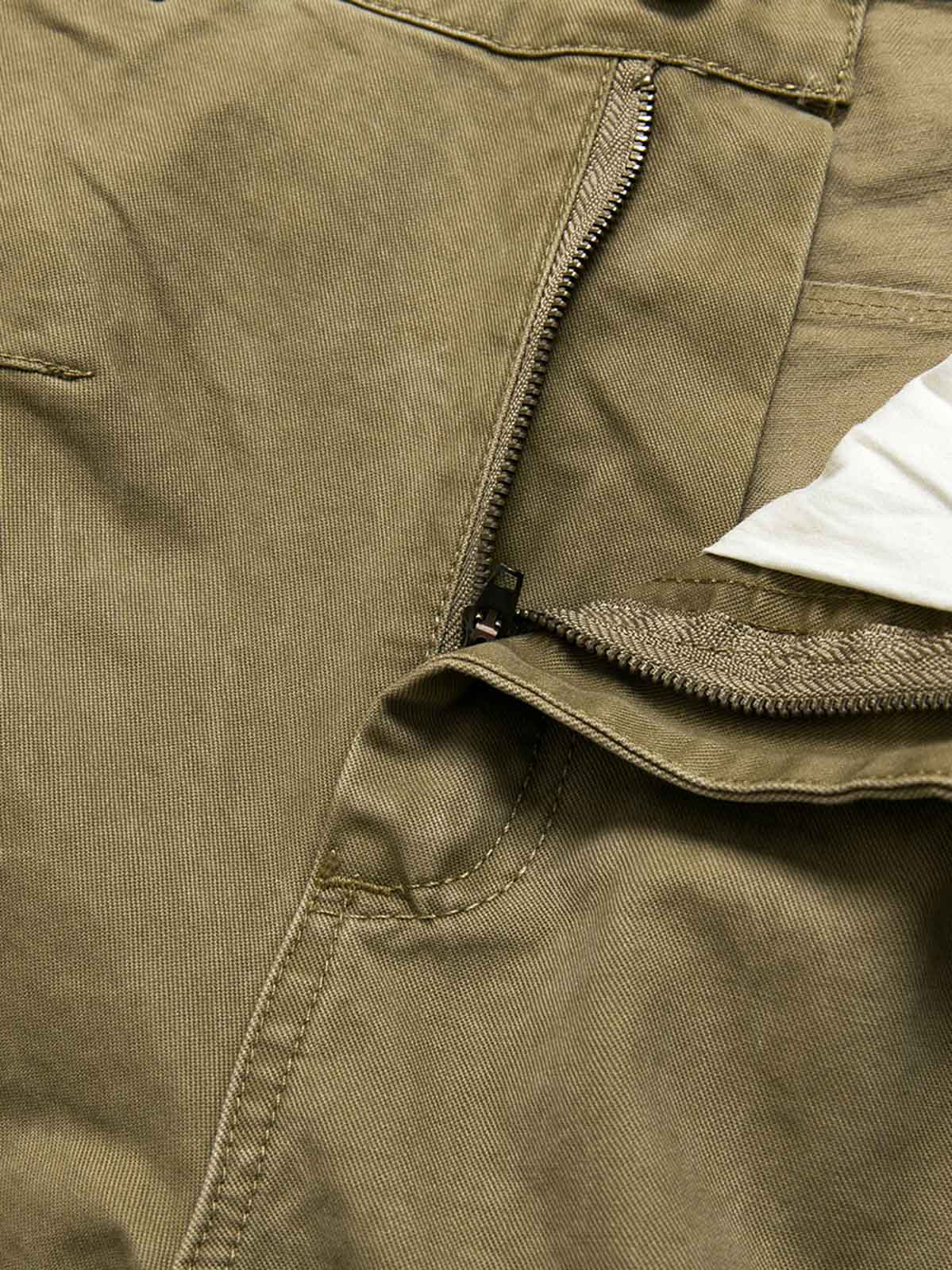 立体裁断とウォッシュ加工ディテールのクローズアップ画像