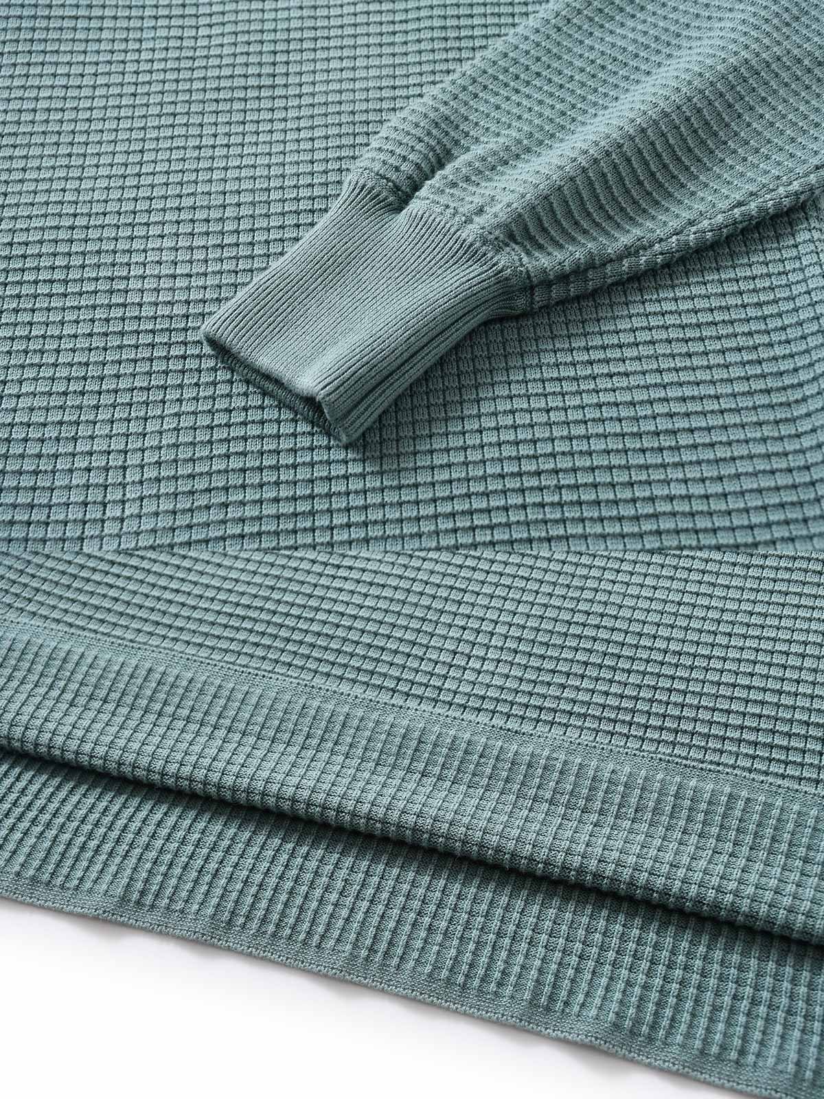 ワッフル柄テクスチャーとポロネックデザインのディテール画像