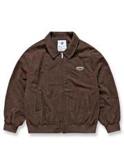 製品画像: レトロなコーデュロイジャケット平置き。シンプルな刺繍ロゴと襟付きデザインが特徴の秋冬必須アイテム
詳細画像: コーデュロイ素材の織り目と刺繍ロゴのディテール。保温性と軽量感を備えたジャケット