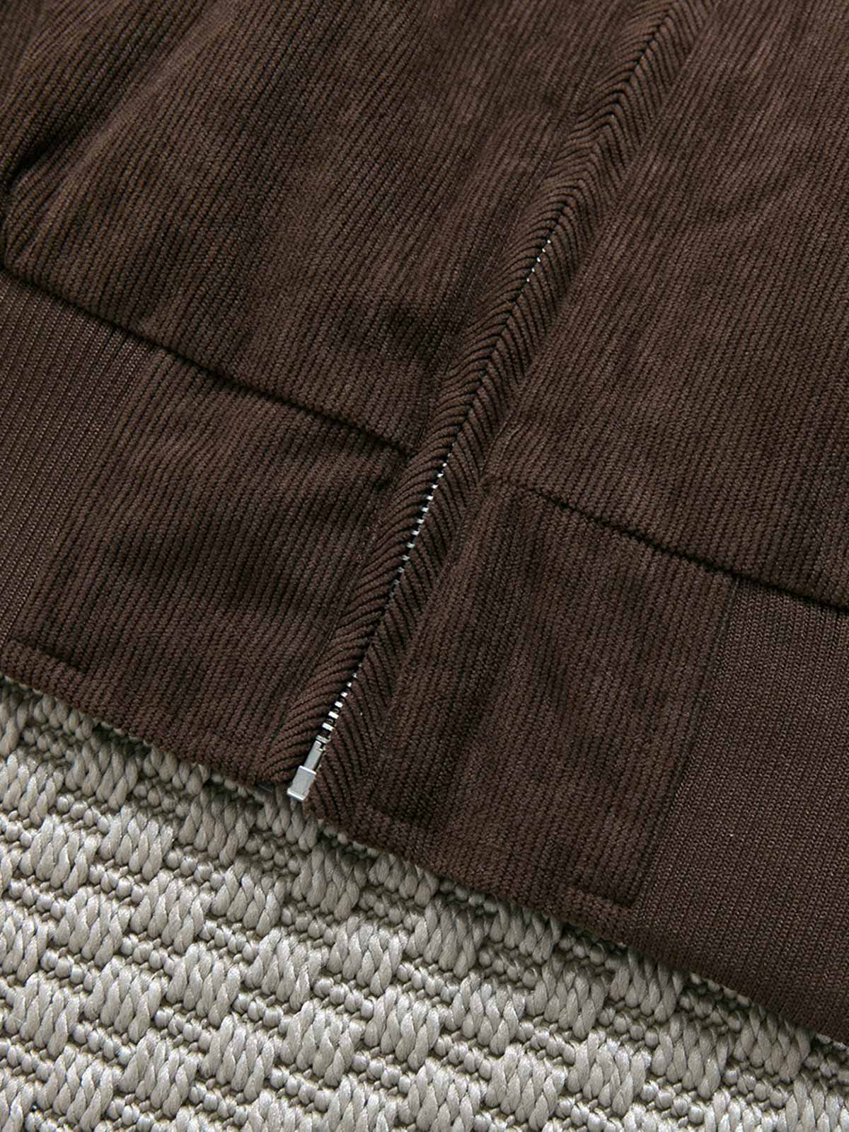 製品画像: レトロなコーデュロイジャケット平置き。シンプルな刺繍ロゴと襟付きデザインが特徴の秋冬必須アイテム
詳細画像: コーデュロイ素材の織り目と刺繍ロゴのディテール。保温性と軽量感を備えたジャケット