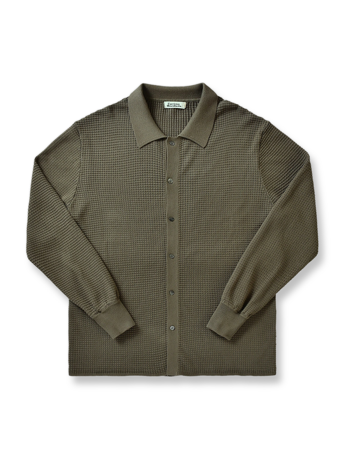 製品画像: コットン製キューバシャツ風ニットシャツの平置き画像 - ワッフル編みとキューバシャツ風デザインが特徴
詳細画像: ワッフル編みのテクスチャとキューバシャツ風襟のディテールをクローズアップ