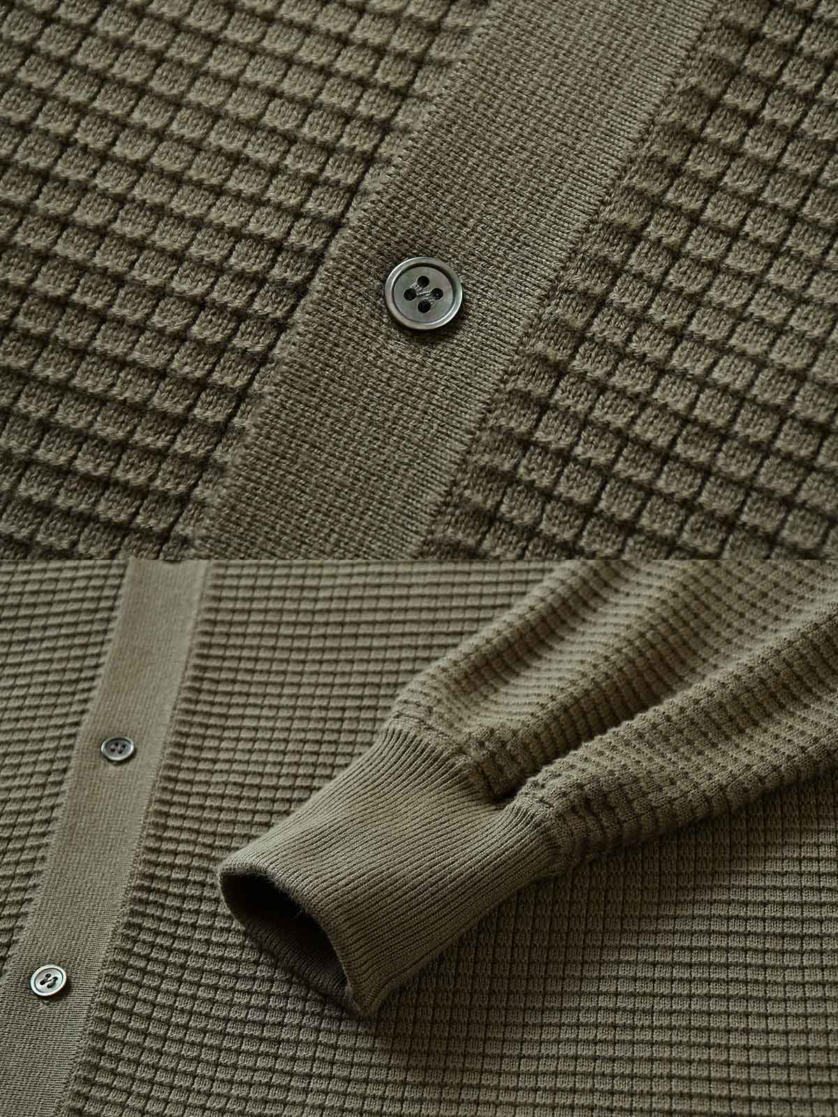 製品画像: コットン製キューバシャツ風ニットシャツの平置き画像 - ワッフル編みとキューバシャツ風デザインが特徴
詳細画像: ワッフル編みのテクスチャとキューバシャツ風襟のディテールをクローズアップ