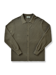 製品画像: コットン製キューバシャツ風ニットシャツの平置き画像 - ワッフル編みとキューバシャツ風デザインが特徴
詳細画像: ワッフル編みのテクスチャとキューバシャツ風襟のディテールをクローズアップ